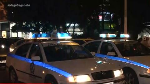 Κοροναϊός : Με περιπολικά γέμισαν οι πλατείες – Καλούν τους πολίτες να μην συνωστίζονται