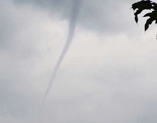 Ιανός: Εντυπωσιακός ανεμοστρόβιλος στην παραλία Παντελεήμονα στην Πιερία