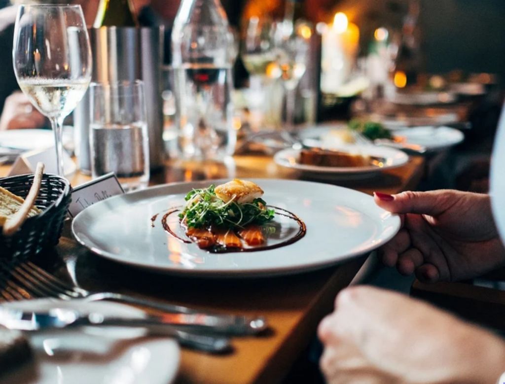 Ζευγάρι έφαγε σε εστιατόριο και έφυγε τρέχοντας χωρίς να πληρώσει