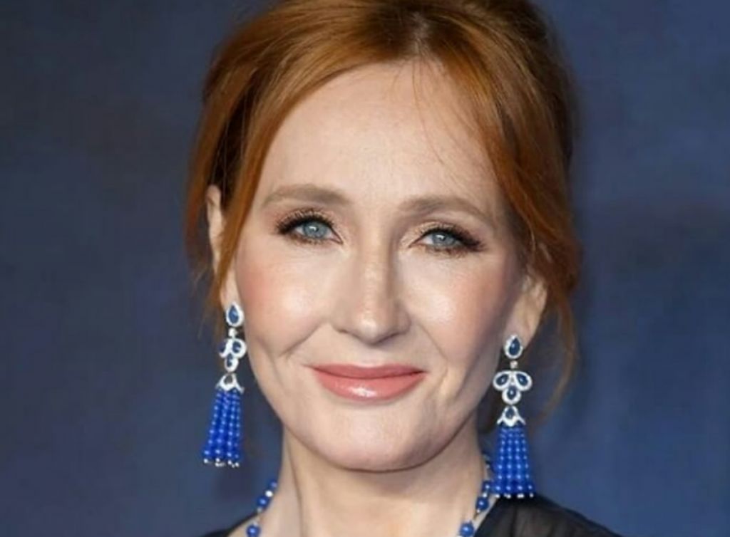 Τζ. Κ. Ρόουλινγκ : Προωθεί στους followers της κατάστημα που πουλά τρανσφοβικά προϊόντα