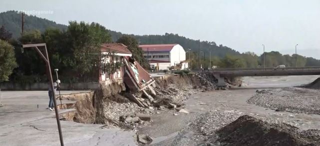 Ιανός : Αποκλεισμένοι 13 οικισμοί στην Καρδίτσα – Συνεχίζονται οι έρευνες για την αγνοούμενη φαρμακοποιό