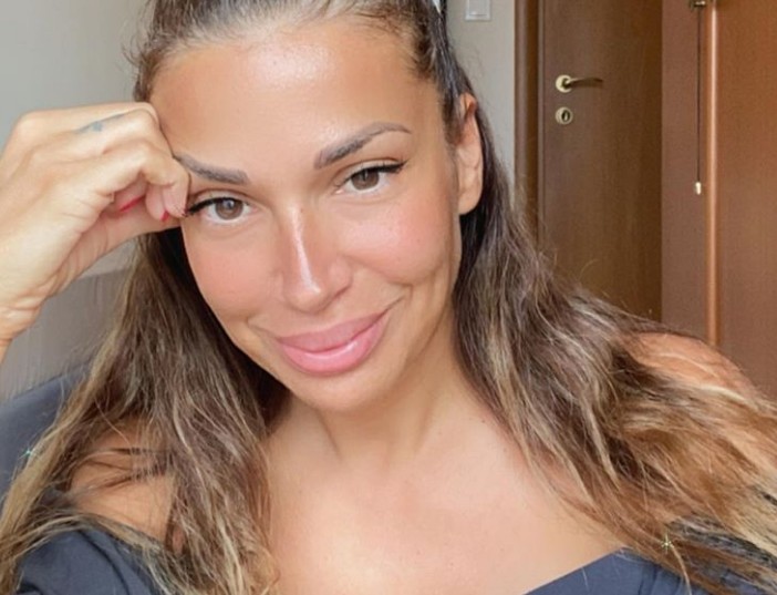 Ελένη Χατζίδου : Αποχαιρετά το καλοκαίρι με τον πιο «καυτό» τρόπο