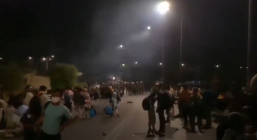 Μόρια : Σοκαριστικό βίντεο – Η αστυνομία «πνίγει» με χημικά γυναίκες και παιδιά