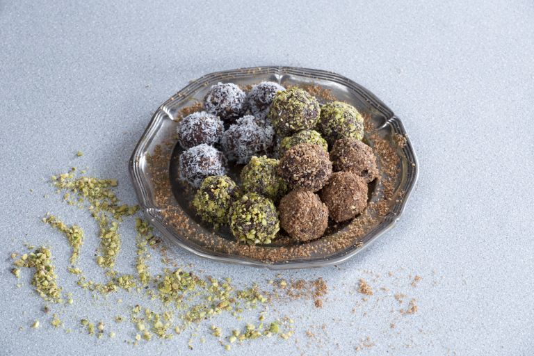 Τρουφάκια με χουρμάδες, βερίκοκα, καρύδια και αμύγδαλα