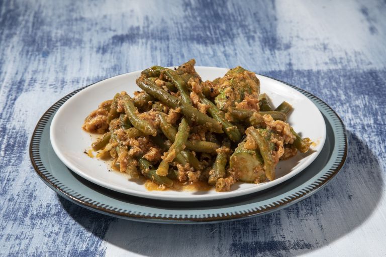 Φασολάκια λαδερά με αβγά στην κατσαρόλα