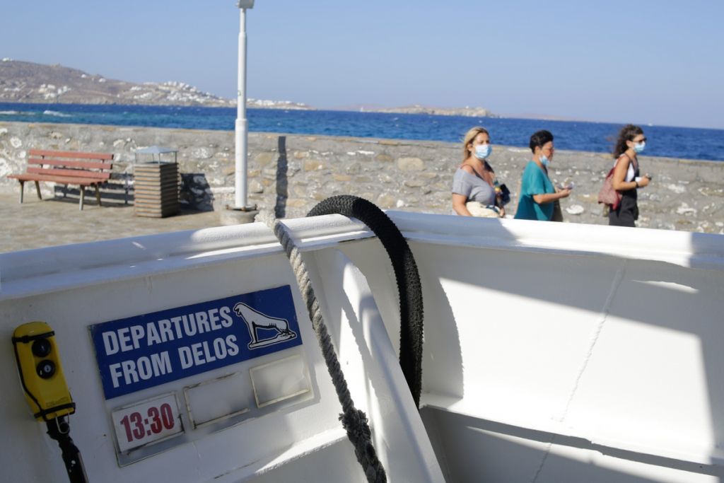 Απανωτά χτυπήματα στον Τουρισμό: Σε «κόκκινη» λίστα ελληνικά νησιά – Ακυρώνονται πακέτα διακοπών