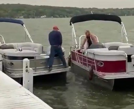 Της έκανε πρόταση γάμου και… τον έριξε στη θάλασσα