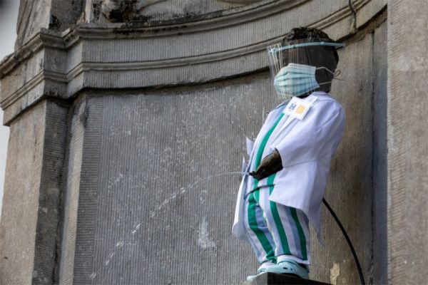 Βρυξέλλες: «Έντυσαν» γιατρό το εμβληματικό άγαλμα Manneken Pis