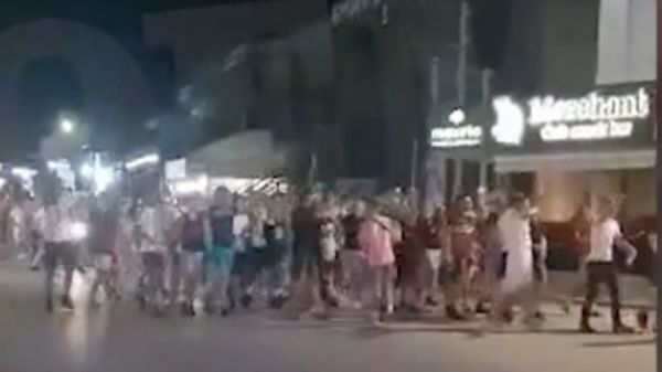 Λαγανάς: Συνωστισμός και ολονύχτια υπαίθρια πάρτι χωρίς μέτρα προστασίας