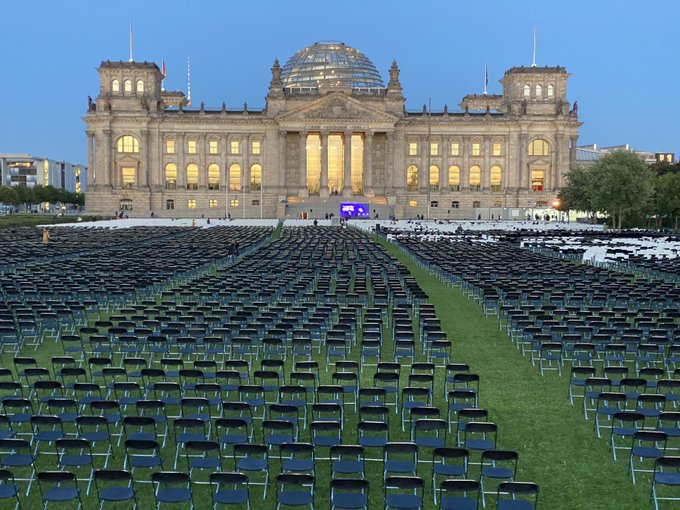 Συμβολική κίνηση: 13.000 καρέκλες για τη Μόρια μπροστά από τη γερμανική Βουλή