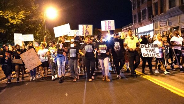 ΗΠΑ: Γυμνοί διαδηλωτές διαμαρτυρήθηκαν για τον θάνατο Αφροαμερικανού