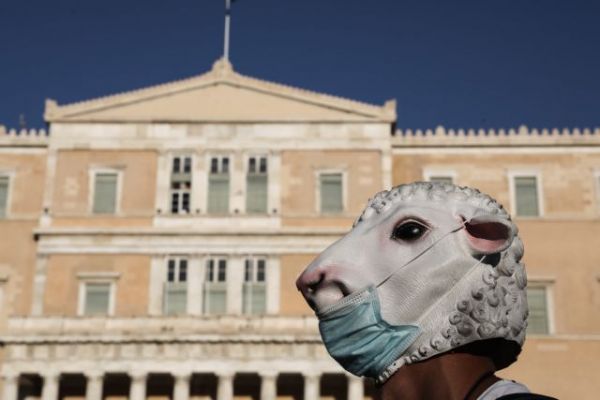 Σχολεία: «Αρνητές του κοροναϊού» απειλούν δασκάλους και καθηγητές για τις μάσκες