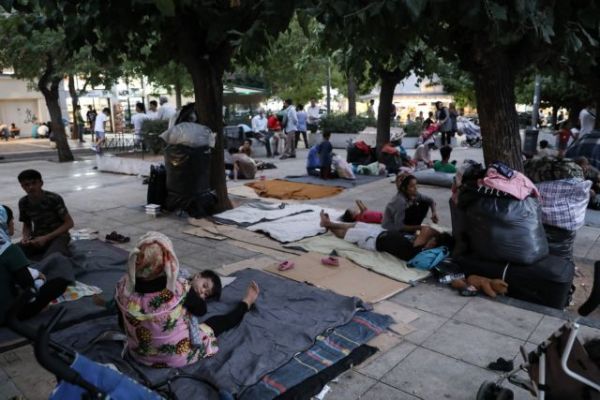 Προσωρινή λύση για τους πρόσφυγες που συνωστίζονται στη πλατεία Βικτώριας