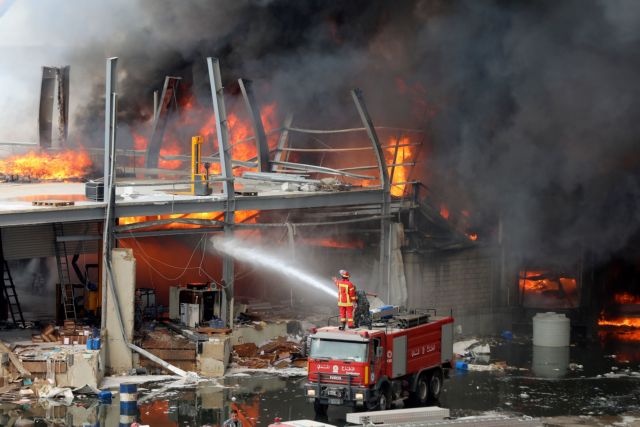 Μάχη με τις φλόγες στο λιμάνι της Βηρυτού: Δεν υπάρχουν τραυματίες, λέει ο Ερυθρός Σταυρός