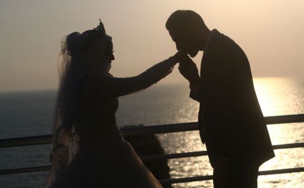 Έμαθε ότι την απατά από την… αναγγελία του γάμου του