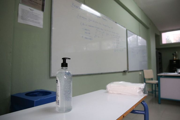 Σχολεία: Αγώνας δρόμου για τον εφοδιασμό με μάσκες – Τι λέει στο MEGA ο πρόεδρος της ΚΕΔΕ