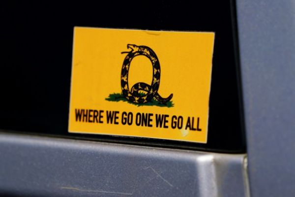 QAnon: Η επικίνδυνη θεωρία συνωμοσίας «ρίχνει τη σκιά της» και στην Ευρώπη