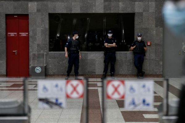 Αστυνομικός κλωτσά άνδρα με γύψο και πατερίτσες στο μετρό Ομονοίας