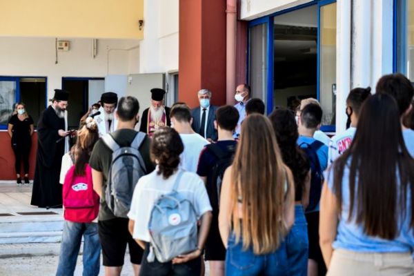 Σχολεία: Πρώτο κουδούνι με μάσκες, παρατράγουδα και… ξυλοδαρμό