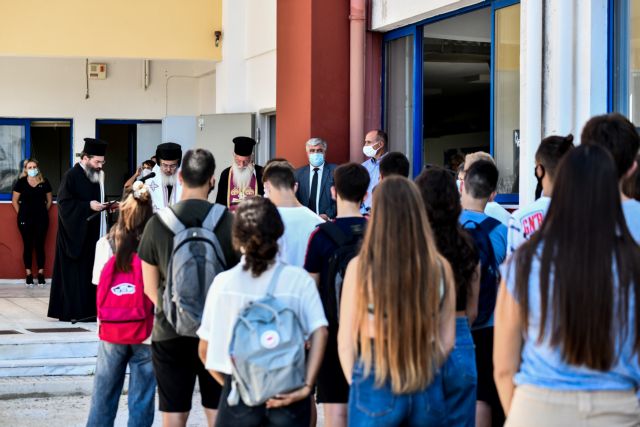 Σχολεία: Πρώτο κουδούνι με μάσκες, παρατράγουδα και… ξυλοδαρμό