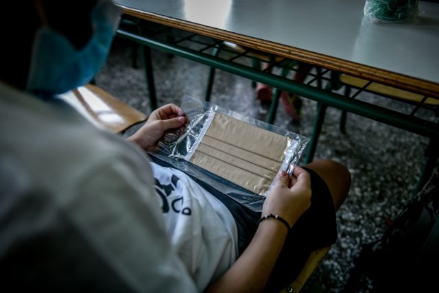 Σχολεία: Γιατί οι μάσκες προς τους μαθητές ήταν τεράστιες – Το λάθος που έγινε