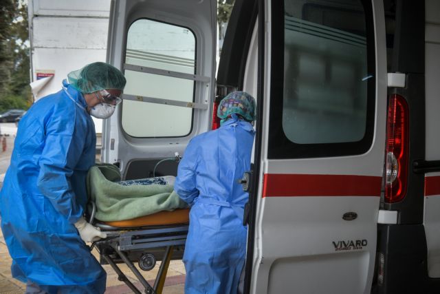 Κοροναϊός: Σε «κόκκινο» συναγερμό τα νοσοκομεία της Αττικής - Εικόνες συνωστισμού στον «Ευαγγελισμό»
