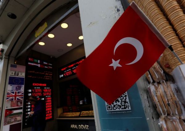 Η Moody’s υποβαθμίζει πέντε τουρκικές τράπεζες – Ορατός ο κίνδυνος capital controls