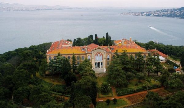 Τουρκία: Αναβρασμός στη Χάλκη – Ο Ερντογάν στήνει Κέντρο Ισλαμικών Σπουδών στο νησί