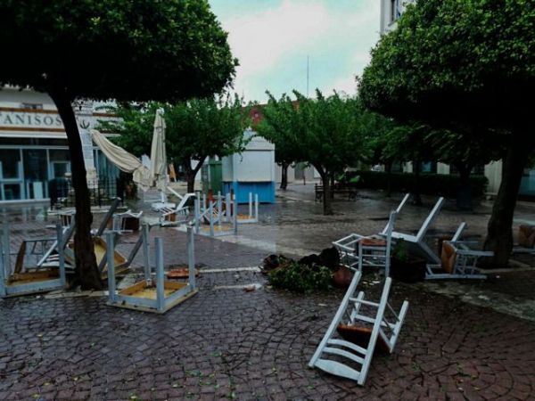 «Είμαστε πάνω στη θάλασσα»: Συγκλονίζει ιδιοκτήτης beach bar στη Ζάκυνθο