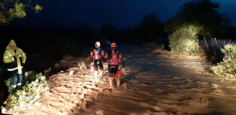 Θρίλερ στον Αλμυρό: «Τα νερά είναι πολύ ορμητικά και δεν μπορούμε να τους απεγκλωβίσουμε»