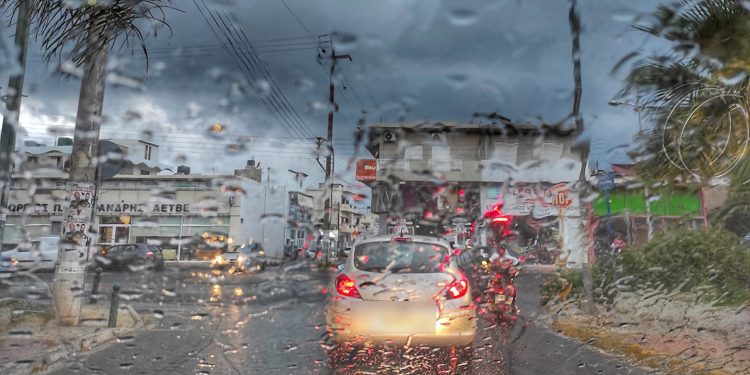 Δύσκολη νύχτα για την Κρήτη: Ο Ιανός «σφυροκοπά» το νησί – Πώς θα κινηθεί ο κυκλώνας τις επόμενες ώρες