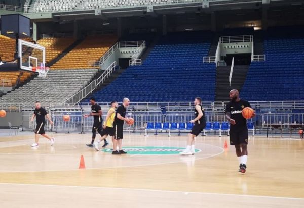 AEK: Προπόνηση με Ράις και Μάντζαρη