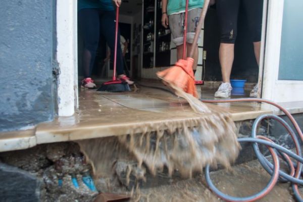 «Ζήσαμε την απόλυτη καταστροφή»: Τις πληγές τους μετρούν οι κάτοικοι της Ιθάκης