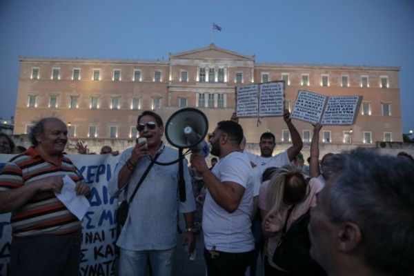 Αμετανόητοι οι αρνητές του κοροναϊού παρά τις εκκλήσεις των επιστημόνων