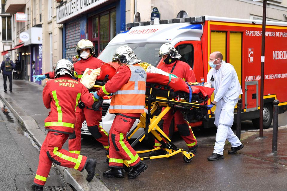 Συναγερμός στο Παρίσι: Επίθεση με μαχαίρι στα πρώην γραφεία του Charlie Hebdo – Τέσσερις τραυματίες
