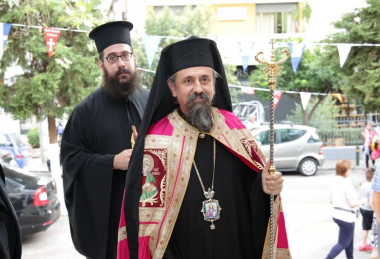 Κοροναϊός: Σάλος με τις δηλώσεις του μητροπολίτη Καρπενησίου – Εικόνες συνωστισμού στις εκκλησίες