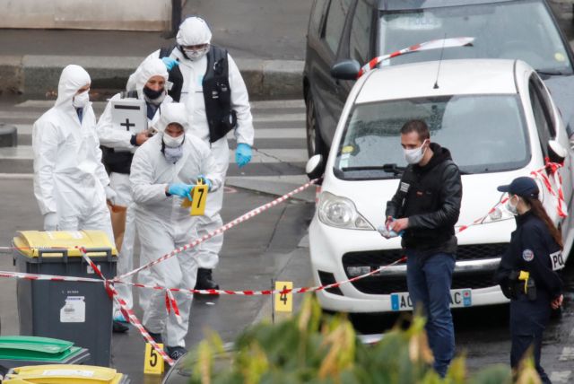 Charlie Hebdo: «Άρωμα» τρομοκρατίας πίσω από την επίθεση με μαχαίρι - Συγκλονιστικές μαρτυρίες