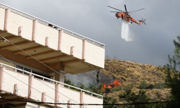 Φωτιά στο Βύρωνα: Μεγάλη κινητοποίηση της Πυροσβεστικής με 5 ελικόπτερα – Πού έχει διακοπεί η κυκλοφορία