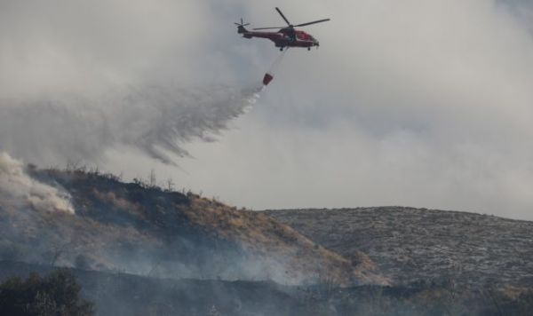 Φωτιά στο Βύρωνα: Τέθηκε υπό μερικό έλεγχο – Παραμένει ισχυρή δύναμη της Πυροσβεστικής