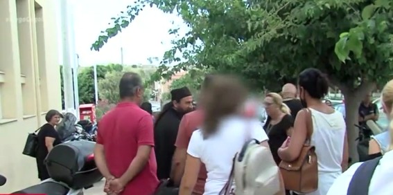 Κοροναϊός: Στο δικαστήριο χωρίς μάσκα ο ιερέας για το κήρυγμα κατά των μέτρων