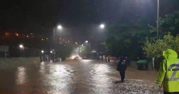 Ιανός: Δραματικές ώρες στην Καρδίτσα – Μία αγνοούμενη και επτά εγκλωβισμένοι – Εκκενώνεται οικισμός
