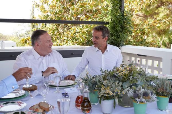 Κρητικά εδέσματα στο γεύμα εργασίας Μητσοτάκη – Πόμπεο