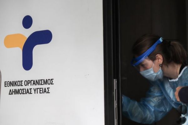Κοροναϊός: Η αύξηση διασωληνώσεων πιέζει το σύστημα Υγείας – Πού βρίσκεται ο δείκτης μεταδοτικότητας