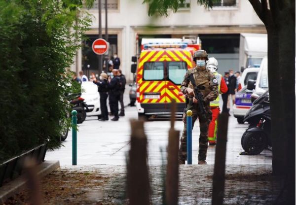 Επίθεση στο Charlie Hebdo: Μέσα στα αίματα συνελήφθη ο δράστης – Σε κρίσιμη κατάσταση οι τραυματίες