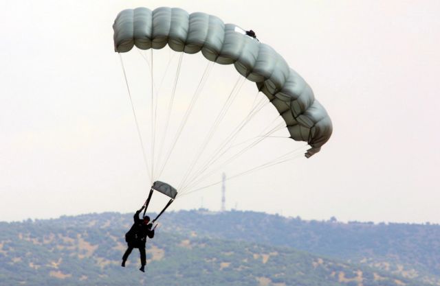 Μητσοτάκης για τον θάνατο αλεξιπτωτιστή: Κάντε το πένθος, θάρρος για την υπεράσπιση της πατρίδας