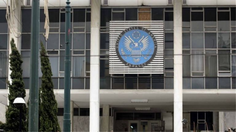 Συναγερμός στην ΕΛ.ΑΣ: Φωτοβολίδα με αλεξίπτωτο έπεσε κοντά στην αμερικανική πρεσβεία