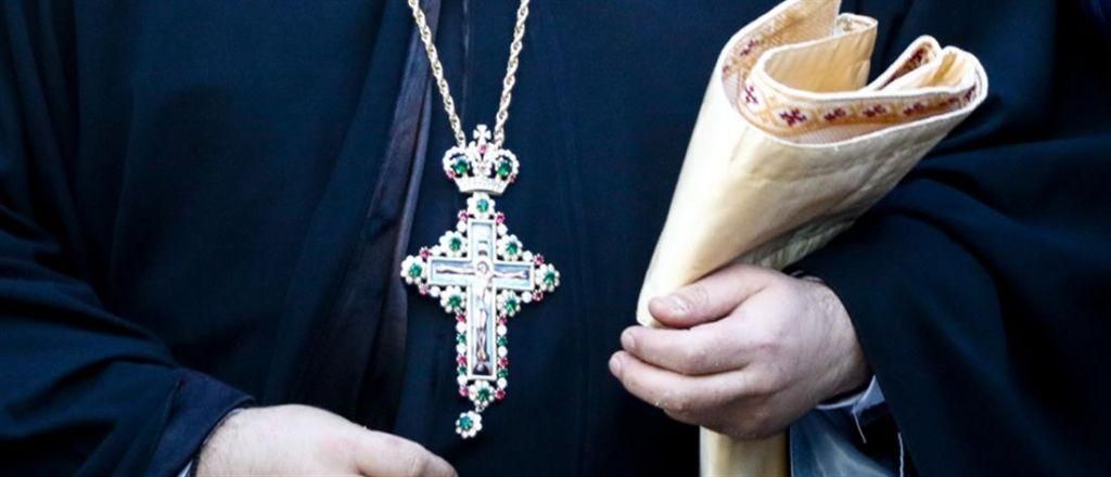 Απίστευτο περιστατικό με ιερέα σε σχολείο : «Ο κοροναϊός δεν κολλάει αν φιλήσεις τον σταυρό»