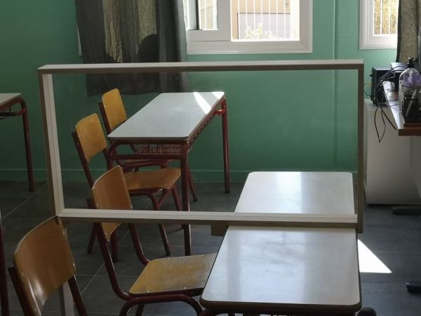Κοροναϊός: Πλεξιγκλάς στα θρανία των σχολείων έβαλε ο δήμος Ραφήνας – Πικερμίου