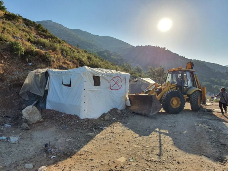 Απομακρύνονται σκηνές από το κέντρο φιλοξενίας Σάμου [Εικόνες]