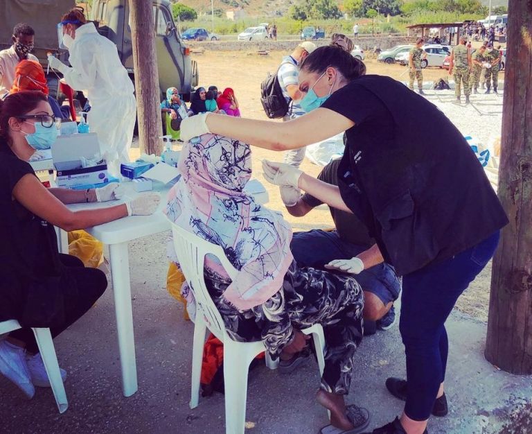 Λέσβος : Στον νέο καταυλισμό μπαίνουν οι πρώτοι πρόσφυγες – Εντοπίστηκε το πρώτο θετικό κρούσμα